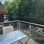 Am Wasser, Bootshaus * 구슈트로프